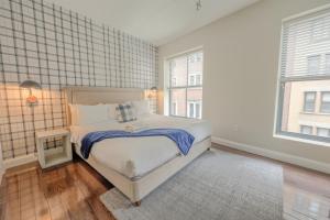 Bright and Bold 2 Bedroom unit Minutes from the T