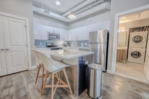 Pet Friendly Downtown Boston Elevator Washer Dryer