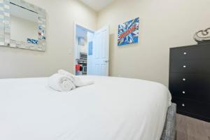 Simple 1br Financial District Keyless Entry