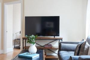 Pet Friendly - Elevator - Laundry in Bldg - FIDI