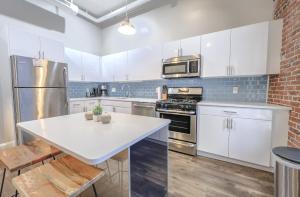 Flexible Stay Historic Loft Near Boston Common