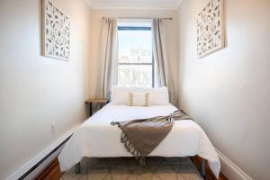 Classic furnished 1BR in Fenway in Brownstone Bldg