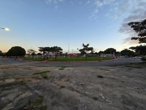 Flat 23 com sala, quarto, cozinha e banheiro privado