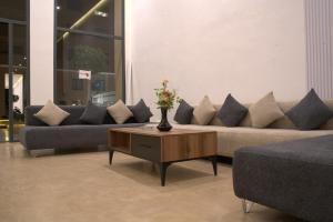 Modern 2BR, Pool Access, Fast Wi-Fi