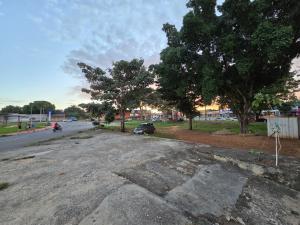 Flat 21 com sala, quarto, cozinha e banheiro privado