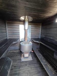 Elämyksellinen majoitus glamping-teltassa