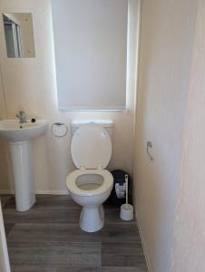 Lovely Caravan For Hire At Manor Park In Hunstanton Ref 23053B