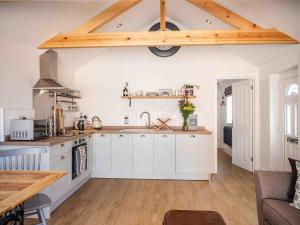 Garden Cottage, Cosy, Private, Short drive to beach