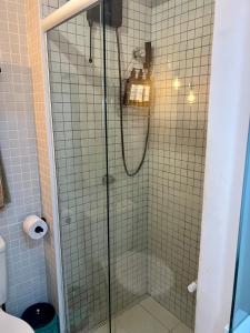 Studio na Orla de Salvador com piscina e garagem