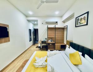 The Glance inn Udaipur by NAINA STAYCATION - Rooftop swimming pool ! prime location ! most awarded ! big parking !