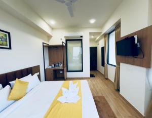 The Glance inn Udaipur by NAINA STAYCATION - Rooftop swimming pool ! prime location ! most awarded ! big parking !