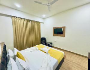 The Glance inn Udaipur by NAINA STAYCATION - Rooftop swimming pool ! prime location ! most awarded ! big parking !