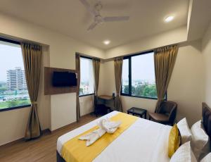 The Glance inn Udaipur by NAINA STAYCATION - Rooftop swimming pool ! prime location ! most awarded ! big parking !