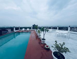 The Glance inn Udaipur by NAINA STAYCATION - Rooftop swimming pool ! prime location ! most awarded ! big parking !