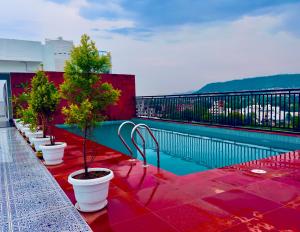 The Glance inn Udaipur by NAINA STAYCATION - Rooftop swimming pool ! prime location ! most awarded ! big parking !