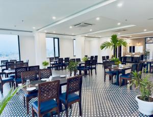 The Glance inn Udaipur by NAINA STAYCATION - Rooftop swimming pool ! prime location ! most awarded ! big parking !