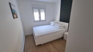 1 bedroom apartment in Makarska with free parking and secured parking on beach