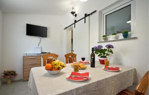 Cozy Home In Breznicki Hum 
