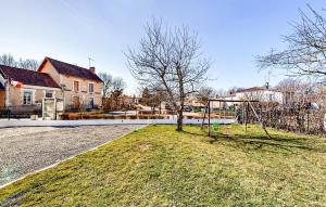 Maisons de vacances 2 Bedroom Cozy Home In Oradour-Fanais : photos des chambres
