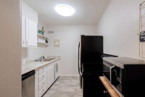 Condo with Skyline Views near Peachtree Center