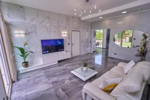 Rimini, 4 Camere con Giardino Privato e Parcheggio Gratuito, Relax a 10 Minuti dal Mare