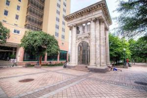 Prime Downtown Atlanta Condo with Balcony