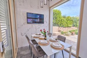 Rimini, 4 Camere con Giardino Privato e Parcheggio Gratuito, Relax a 10 Minuti dal Mare