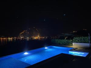 Sea view apartment with heated pool