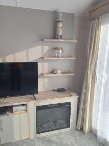 Lovely 6 Berth Caravan With Decking At Haven Skegness, Lincolnshire Ref 88037Ob