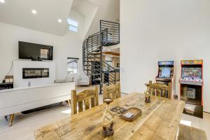 Modern Cabin with Hot Tub 5 Mi to Big Bear Lake!