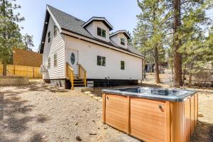 Modern Cabin with Hot Tub 5 Mi to Big Bear Lake!