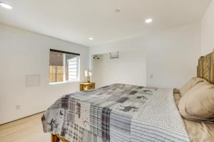 Modern Cabin with Hot Tub 5 Mi to Big Bear Lake!