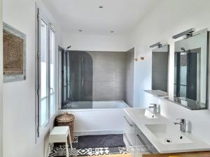 Appartements LESPARISNORMANDS - le duplex de la reine, proche Parc des expositions porte de Versailles et Tour Eiffel : Appartement en Duplex
