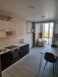 Яровиця 10 поверх з видом у двір