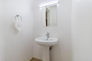 Modern 3BR in Tatu City With Pool