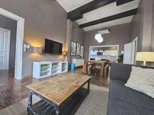 Iconic Centro Retreat Walk to Beach & Dining