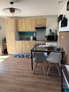 Logement avec terrasse et parking