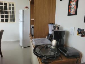 Casa funcional - 02 quartos, 02 camas de casal, 01 cama de solteiro, cozinha gourmet e garagem para carro pequeno