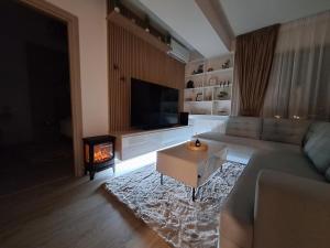 Charming one bedroom suite with balcony & parking