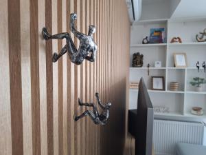 Charming one bedroom suite with balcony & parking