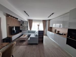 Charming one bedroom suite with balcony & parking