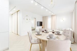 Jacuzzi Haven in Warsaw - Private Terrace & Parking