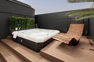 Jacuzzi Haven in Warsaw - Private Terrace & Parking