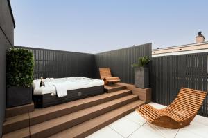 Jacuzzi Haven in Warsaw - Private Terrace & Parking