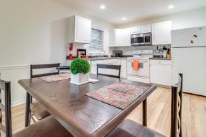 Near Parks and Restaurants Updated Toledo Apt!