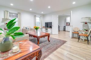 Near Parks and Restaurants Updated Toledo Apt!