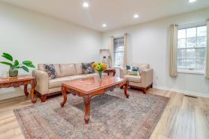 Near Parks and Restaurants Updated Toledo Apt!