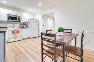 Near Parks and Restaurants Updated Toledo Apt!