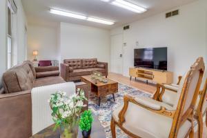 7 Mi to Downtown Toledo and Riverfront Cozy Apt!