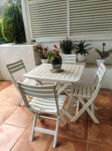 Puerto Banus Apartment near beachfront, big sunny terrace, pool, tennis court, parking & movies projector